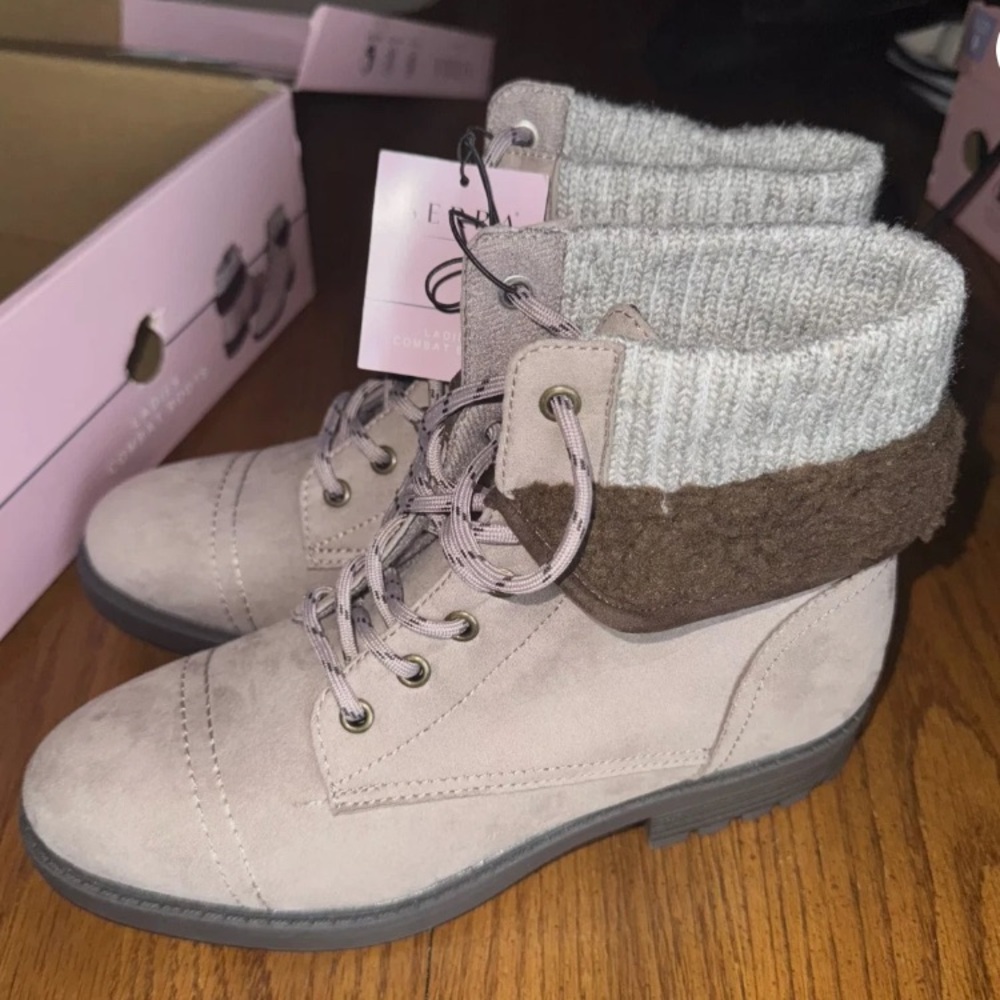 Serra Women's Combat Boots. CREAM BROWN SIZE 8, NEW